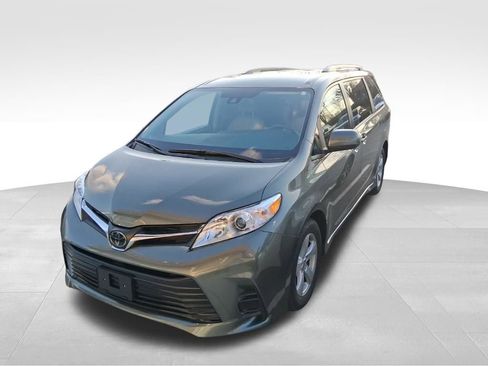 Used 2020 Toyota Sienna LE image 3