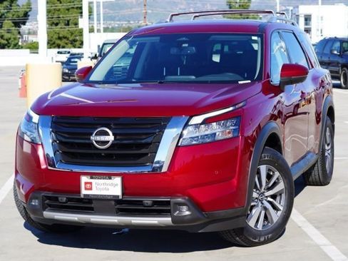 Used 2022 Nissan Pathfinder SL image 3