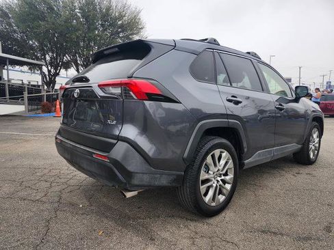Used 2021 Toyota RAV4 XLE Premium image 3
