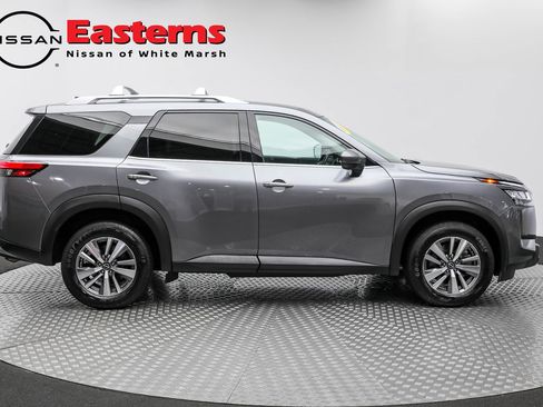 Used 2023 Nissan Pathfinder SL AWD/4WD image 4