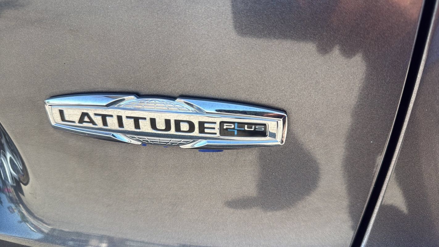 Used 2020 Jeep Cherokee Latitude Plus FWD image 19