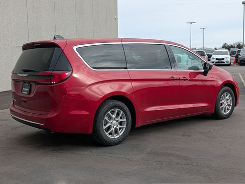 New 2026 Chrysler Pacifica Select image 2