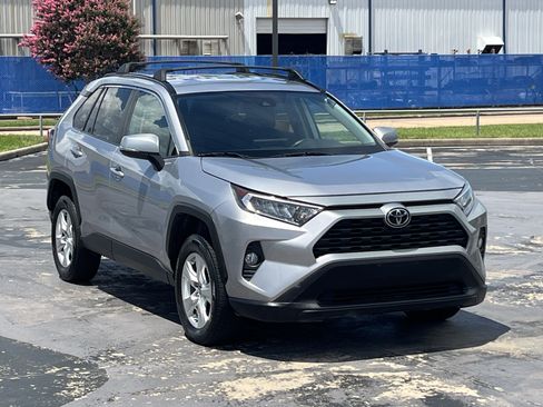 Used 2020 Toyota RAV4 XLE AWD/4WD image 3