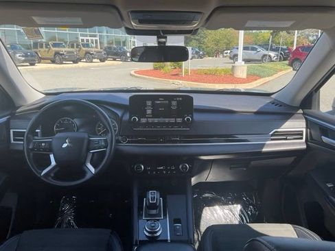 Used 2024 Mitsubishi Outlander SE FWD image 15