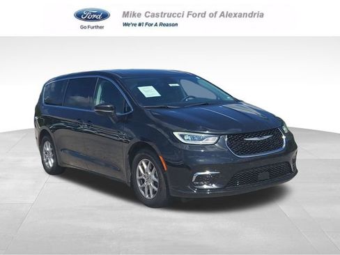 Used 2023 Chrysler Pacifica Touring-L FWD image 1