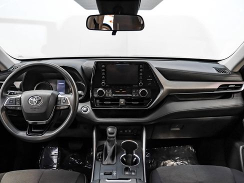 Used 2020 Toyota Highlander L FWD image 9