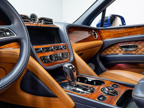 Used 2021 Bentley Bentayga w/ First Edition Specification AWD/4WD image 18