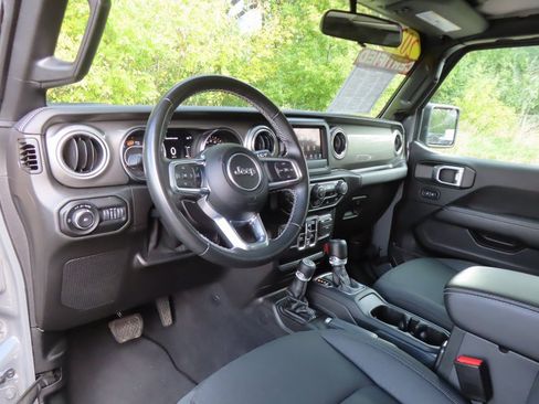 Used 2021 Jeep Wrangler Unlimited Sahara image 4