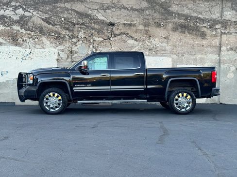 Used 2017 GMC Sierra 2500 Denali w/ Duramax Plus Package AWD/4WD image 11