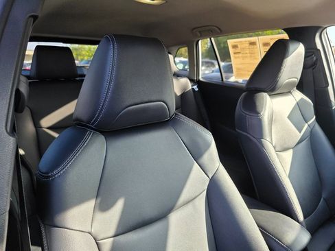 Used 2023 Toyota Corolla Cross XLE image 11