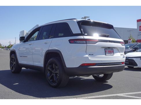 Used 2025 Jeep Grand Cherokee Limited w/ Luxury Tech Group II AWD/4WD image 5