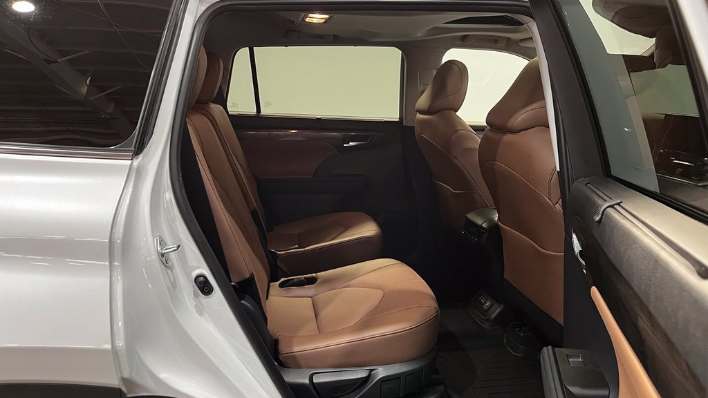 Used 2025 Toyota Highlander Limited AWD/4WD image 15