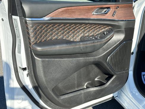 Used 2025 Jeep Grand Cherokee Summit image 9