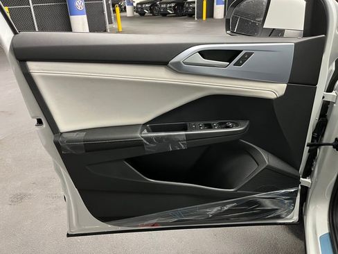 New 2025 Volkswagen Taos SE image 18