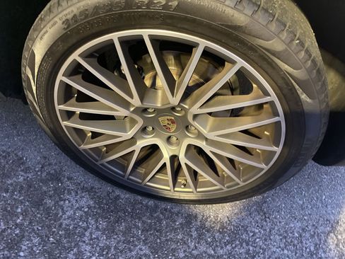 Used 2023 Porsche Cayenne Platinum Edition image 9