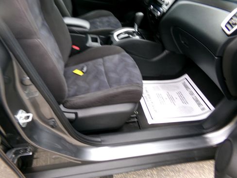 Used 2015 Nissan Rogue SV image 22