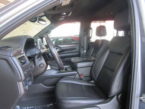 Used 2021 Chevrolet Suburban LT w/ Luxury Package RWD image 8