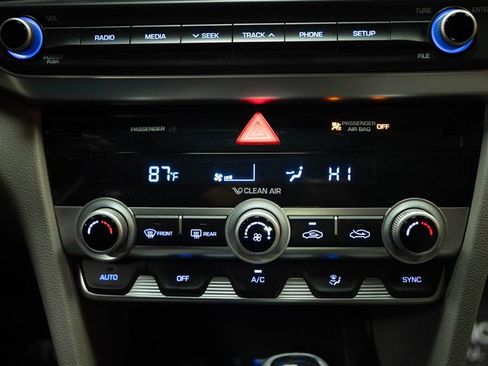 Used 2020 Hyundai Elantra SE FWD image 19