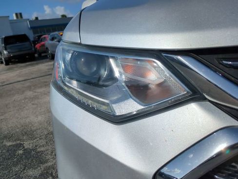 Used 2021 Chevrolet Traverse LT FWD image 9