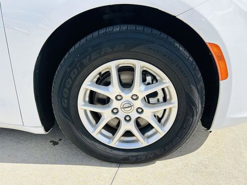 Used 2023 Chrysler Pacifica Touring-L FWD image 41