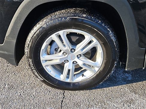 Used 2023 GMC Terrain SLE w/ Driver Convenience Package image 7