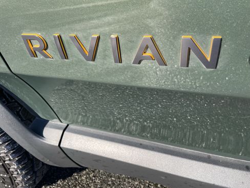 Used 2025 Rivian R1S Premium image 34