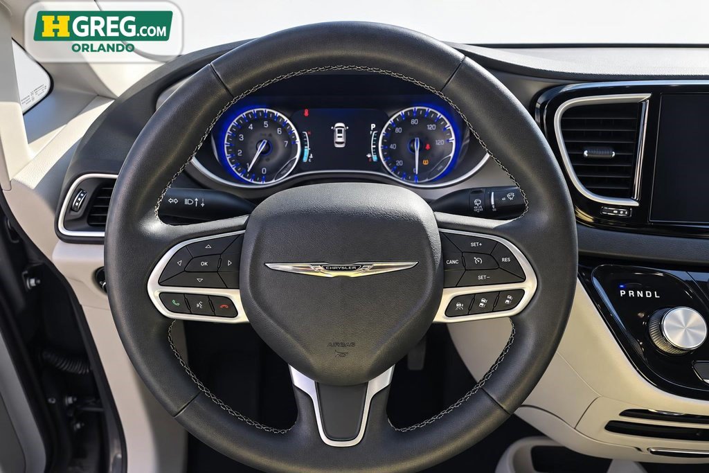Used 2022 Chrysler Pacifica Touring-L FWD image 13