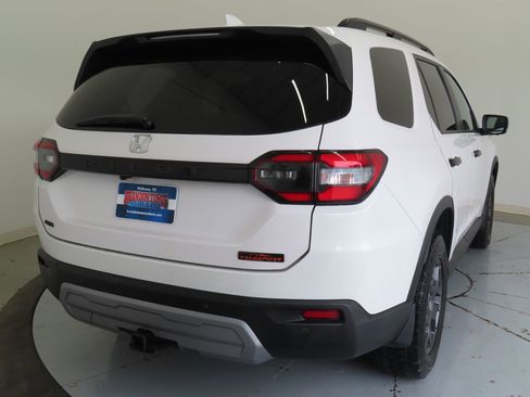 Used 2023 Honda Pilot TrailSport image 3