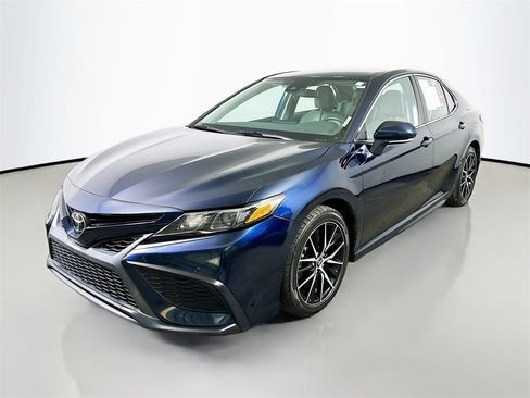 Used 2021 Toyota Camry SE image 3
