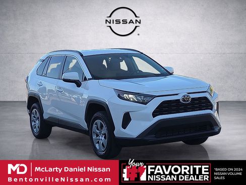 Used 2020 Toyota RAV4 LE FWD image 1