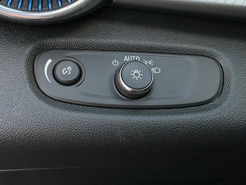 Used 2025 Chevrolet Trax LT image 24