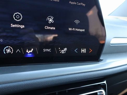 Used 2025 Chevrolet Traverse LT w/ Driver Confidence Package image 11