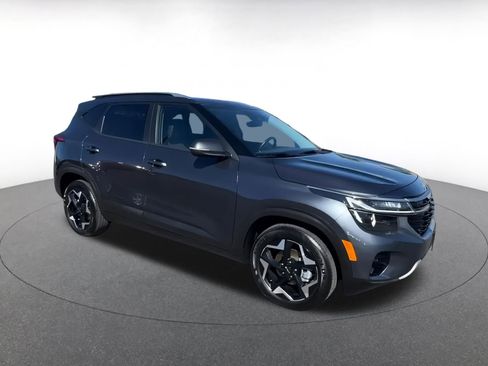 Used 2025 Kia Seltos S image 2