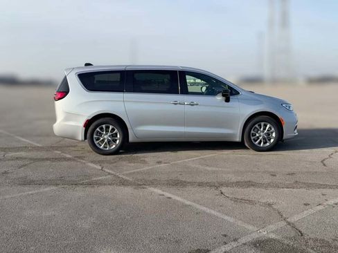 New 2026 Chrysler Pacifica Limited image 14
