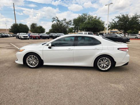 Used 2019 Toyota Camry XLE FWD image 4