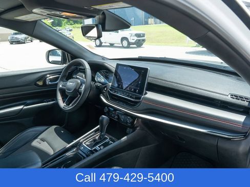Used 2025 Jeep Compass Trailhawk AWD/4WD image 40