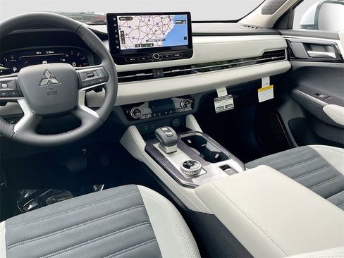 New 2025 Mitsubishi Outlander SE image 24