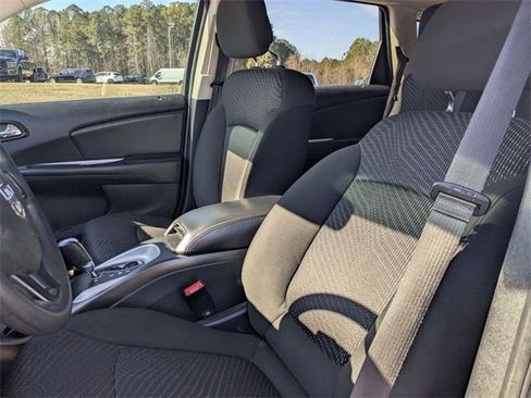 Used 2020 Dodge Journey SE image 19
