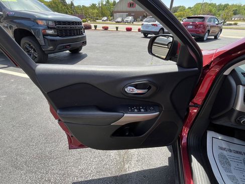 Used 2017 Jeep Cherokee Latitude FWD image 7