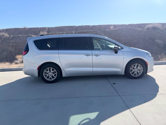 Used 2024 Chrysler Pacifica Touring-L FWD image 4