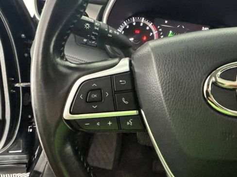 Used 2023 Toyota Highlander XLE AWD/4WD image 11