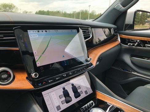 Used 2022 Jeep Grand Wagoneer Series II w/ Convenience Group III image 16