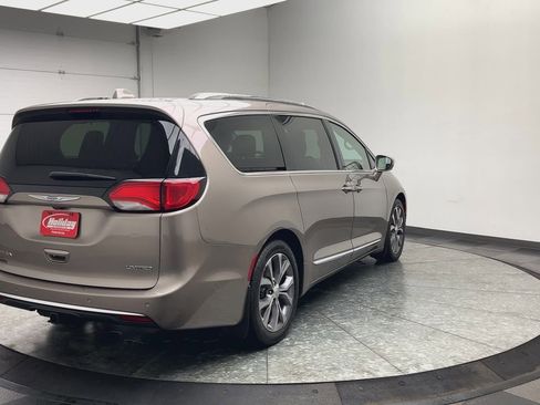 Used 2018 Chrysler Pacifica Limited w/ Tire & Wheel Group FWD image 39