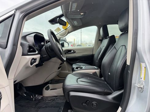 Used 2024 Chrysler Pacifica Touring-L image 14