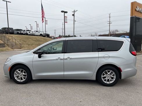 Used 2024 Chrysler Pacifica Touring-L image 6