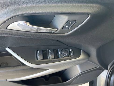 Used 2024 Chevrolet Trax LS w/ LS Convenience Package FWD image 10