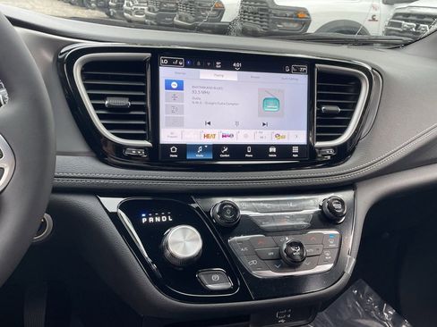 New 2026 Chrysler Pacifica Select image 26