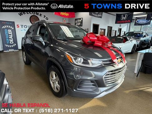Used 2017 Chevrolet Trax LT w/ LT Convenience Package AWD/4WD image 1