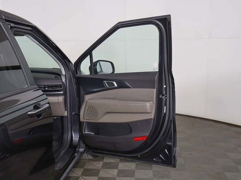 Used 2025 Kia Carnival FWD image 20