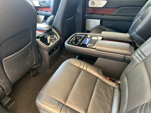 Used 2022 Lincoln Navigator Reserve AWD/4WD image 11